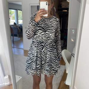 Säljer denna söta zebra mönstrade klänningen 