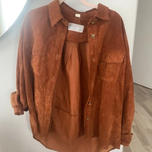 Skjorta i skinn - Vintage skjorta från Pop, ganska oversize har vanligtvis xs. Äkta skinn