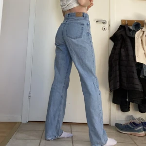 Weekday jeans - Säljer dessa raka högmidjade jeansen från weekday. De är något slitna i hälen men i övrigt bra skick! Storlek 26/32 och skulle säga att de sitter som S