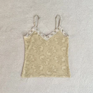 Spetslinne - Ljusgult linne i spetsmönster och med spetskant upptill, från Hennes alltså vintage H&M! 🎀