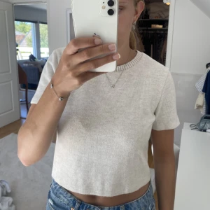 Fin stickad tshirt - Super söt fin stickad tshirt. Tröjan är i storlek M men skulle även säga att den passa S då den är lite croppad.
