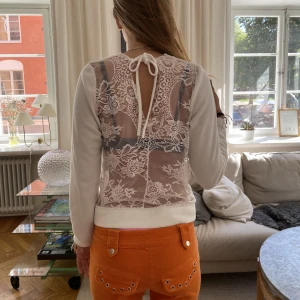 Superfin collegetröja🙌🏻😄 - Såå fin med spets där bak🥰 Storlek S