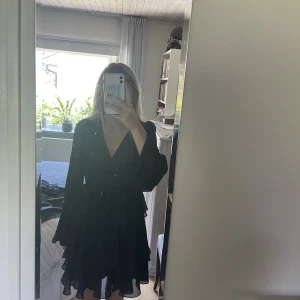 Volangklänning - Slutsåld volangklännibg från NAKD