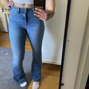 Bootcut jeans  - Blå Bootcut jeans från lee💞💞 ett av skärphålen är av, kan skicka bild!!