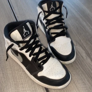Air Jordan 1 Mid - Ett par vit svarta Jordans, Välvårdade! 