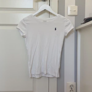 Ralph lauren t-shirt - Vit t-shirt från Ralph lauren i storlek 12-14. 