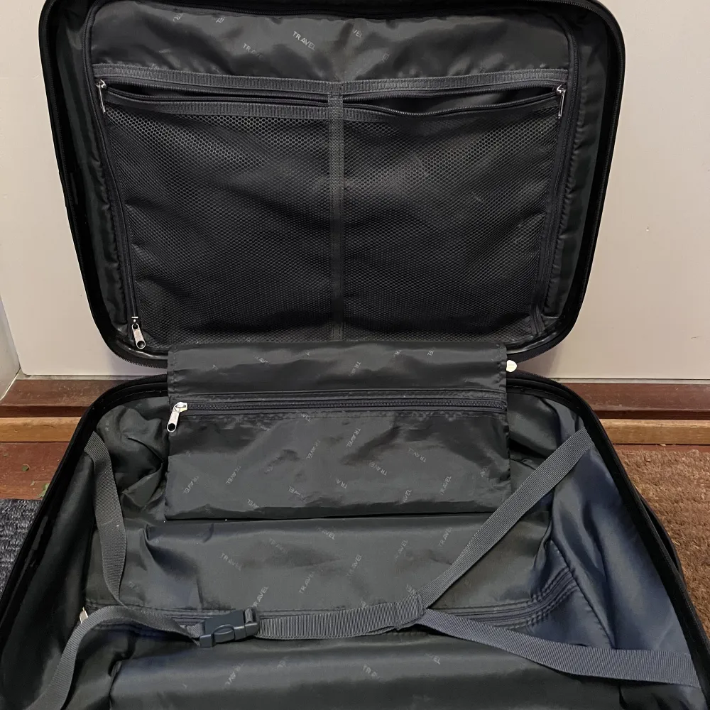 Liten resväska som är sparsamt använd. Den är runt 54-60 cm. Så den kan gå som kabinväska beroende på flygbolag. Har mycket utrymme. Den är köpt för några år sedan samt att jag har nydligen köpt en nyare resväska så därför jag säljer denna nu. . Väskor.