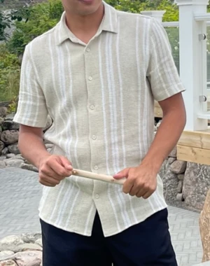 Kortärmad sommarskjorta  - Tunn sommarskjorta från ZARA. Använd ett par gånger, bra skick. 