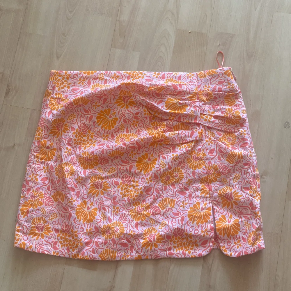 Dn kjol jag köpte från zara förra året som är för liten för mig. Inte använd endast testad. Nyskick . Kjolar.