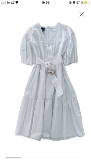 Pinky vit klänning - Vit klassisk klänning med Volangkjol. Kan användas med/utan bälte. Krispigt bomullsmaterial, med ngt glansig yta.   Strl: IT 40, FR 36, International S  Nypris 150€ (ca 1700sek)