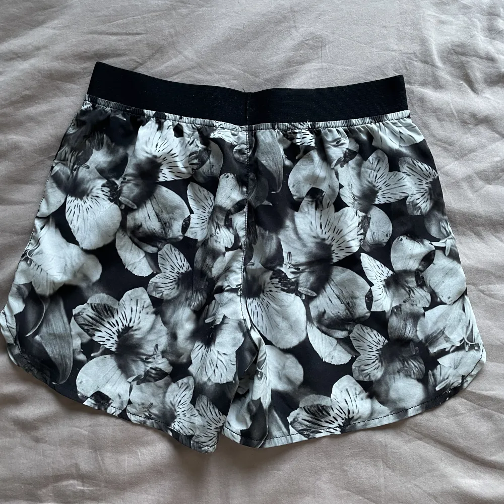 Fina blommiga tränings shorts som inte kommer till användning. Fri frakt just nu.  . Shorts.
