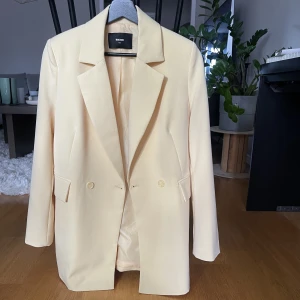 Gul blazer  - Jättefin gul blazer från Bikbok i storlek Xs! Använd vid ett tillfälle så ser ut som ny. På sista bilden syns blazerns färg bäst💛Köpt för 599kr! 