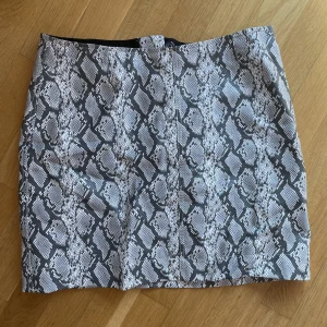 Kjol från Monki - Kjol från monki, ormskinn mönstrad, storlek 40, bra skick 🕊️
