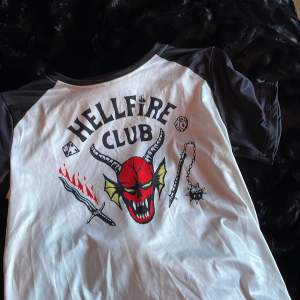 Stranger things hellfire club t-shirt. Från amazon. Vet ej exakt storlek men skulle gissa på S