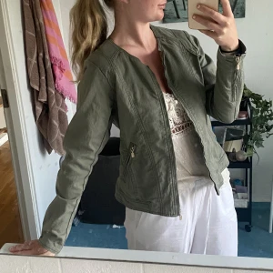 Grön jacka S - Säljer denna supersnygga gröna sommarjacka i storlek S. Köpt från secondhand. Bra skick!