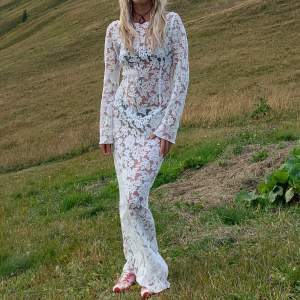 Jag säljer en helt oanvänd vit lång spetsklänning från Ella Karberg x NAKD som är slutsåld ❤️ Genomskinlig i storlek 34. Jag är 176 ❤️Perfekt för midsommar!!