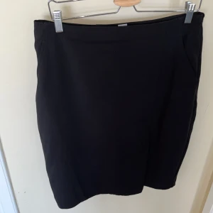 HM stlk 44 - Polyester. Fin kjol med fickor