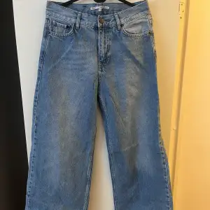 Super snygga Junkyard jeans i blått. Använda ett par gånger men i super bra skick! Frakt kostar 89kr!!!