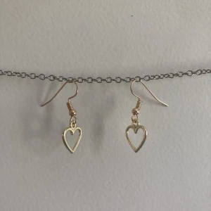 Örhänge med guldhjärta💛 - Örhänge med guldhjärta💛Handgjord! Stopp medföljer så att örhänget inte ramlar ur. Betalning sker via swish❤️