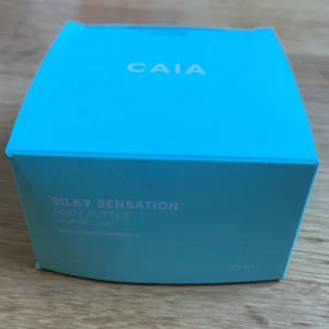 Caia cosmetics,  Body butter - Jättehärligt body butter, som man verkligen blir silkeslen av.   Doften är frisk och somrig.   Jag skulle säga att den passar perfektom man har ett aktivt liv.   Jag säljer min för att den tyvärr aldrig används. 