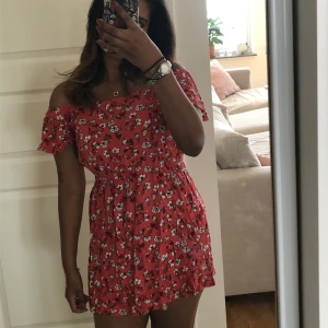Sommarklänning  - Jättefin sommarklänning med off-shoulder ärmar, perfekt för middagar i solen ☀️Jag säljer den då den inte har kommit till användning så mycket