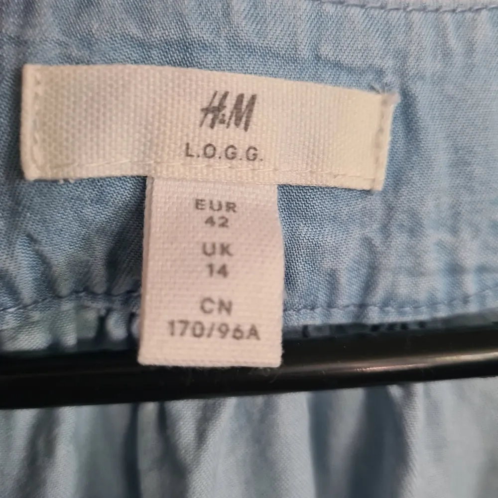 Tunn jeans klänning från H&M . Klänningar.