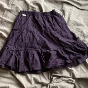 En lila kjol från märket mexx, den har ett lager tyll på insidan! Super fin med fina veckade kanter!💜