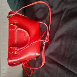 Underbar liten röd väska köpt på H&M men använd endast 3-4 gånger. Ger Paris vibes