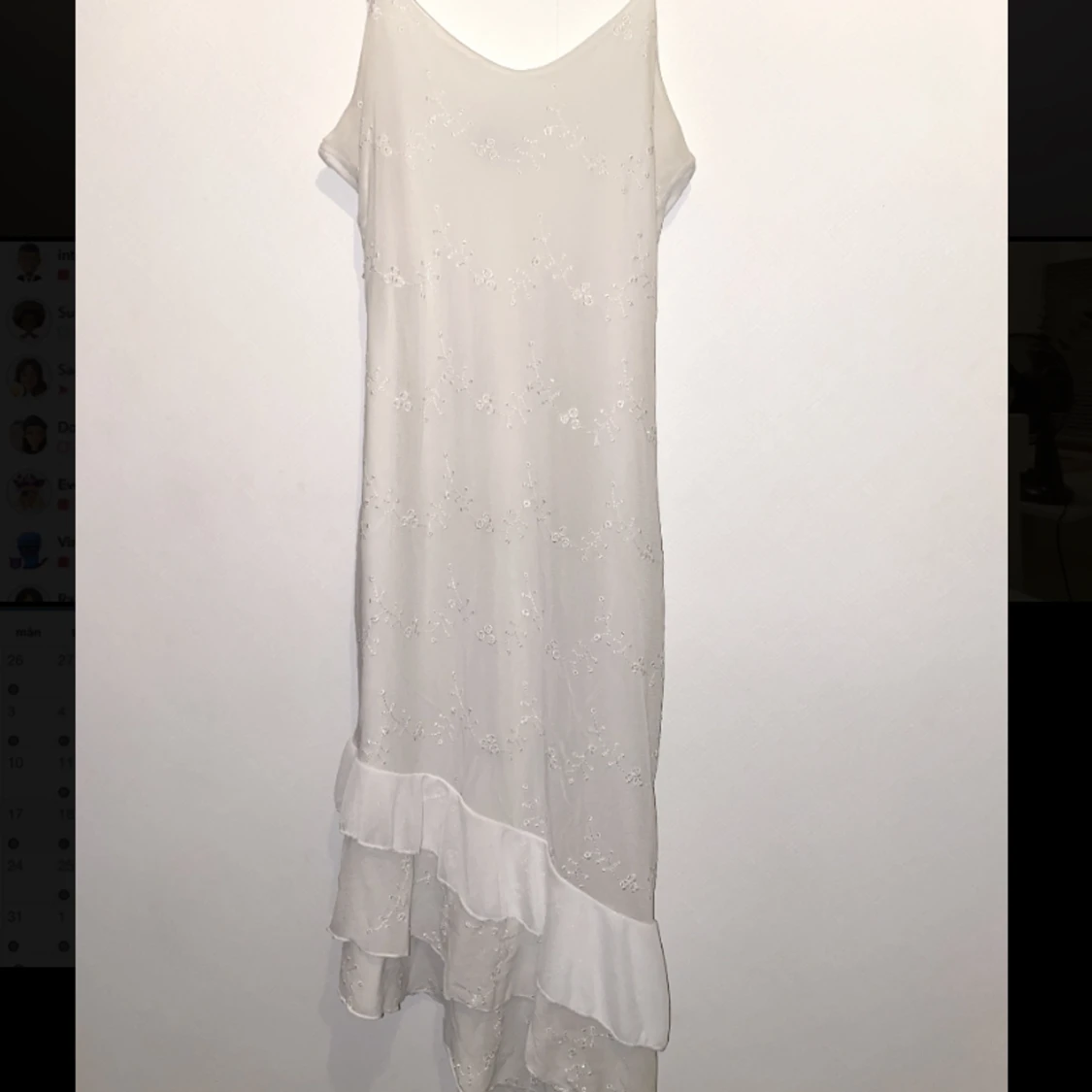 Asymmetrisk vit klänning 