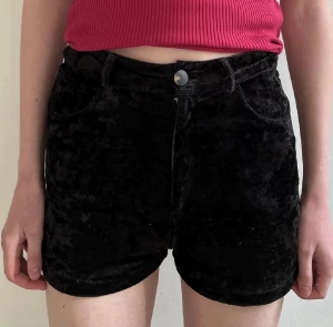 Sammetsshorts - Svarta sammetshorts från Monki. Perfekt till sommaren! 