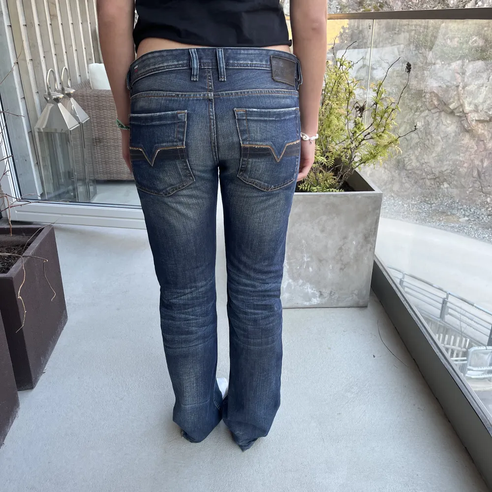 Jättecoola lågmidjade diesel jeans köpta secondhand. Passar som 36-38 långa på mig som är 174. Skriv vid frågor💞. Jeans & Byxor.