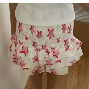 Stjärn kjol - Snygg vit kjol med rosa stjärnor, nyskick