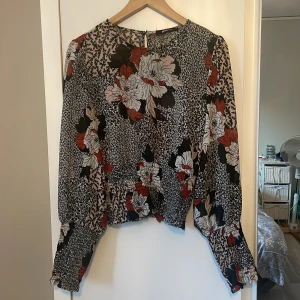 Blus - Jättefin blus med fint mönster, har använt den så mycket! Den är delvis ribbad och har knapp i ryggen. 