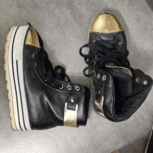 Skor - Super snygga platåskor 