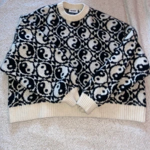 weekday tröja - weekday tröja i svartvitt med yinyang mönster 💗 