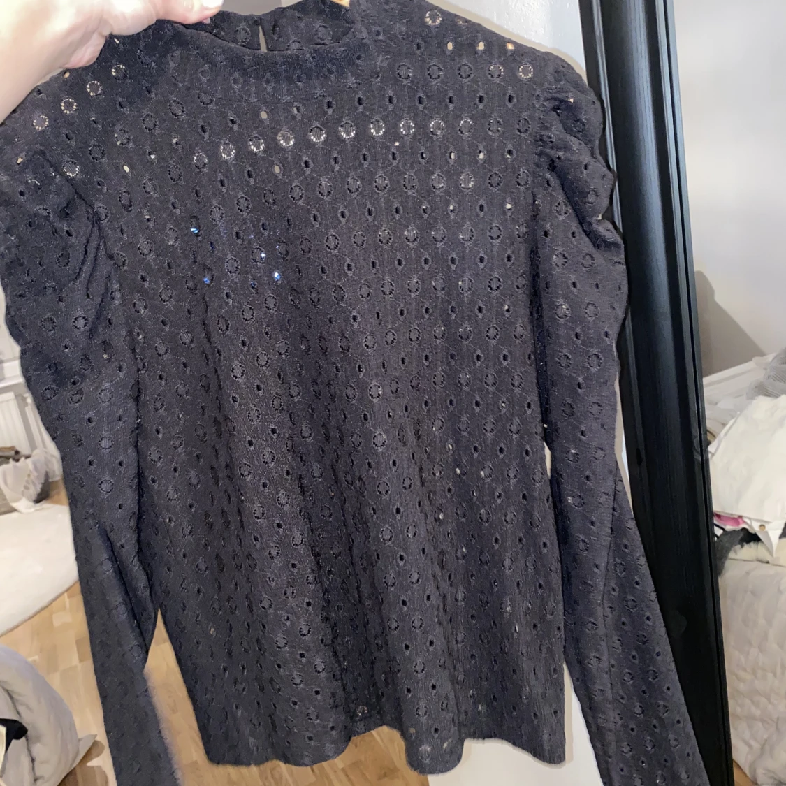Hålmönstrad blus  - 90