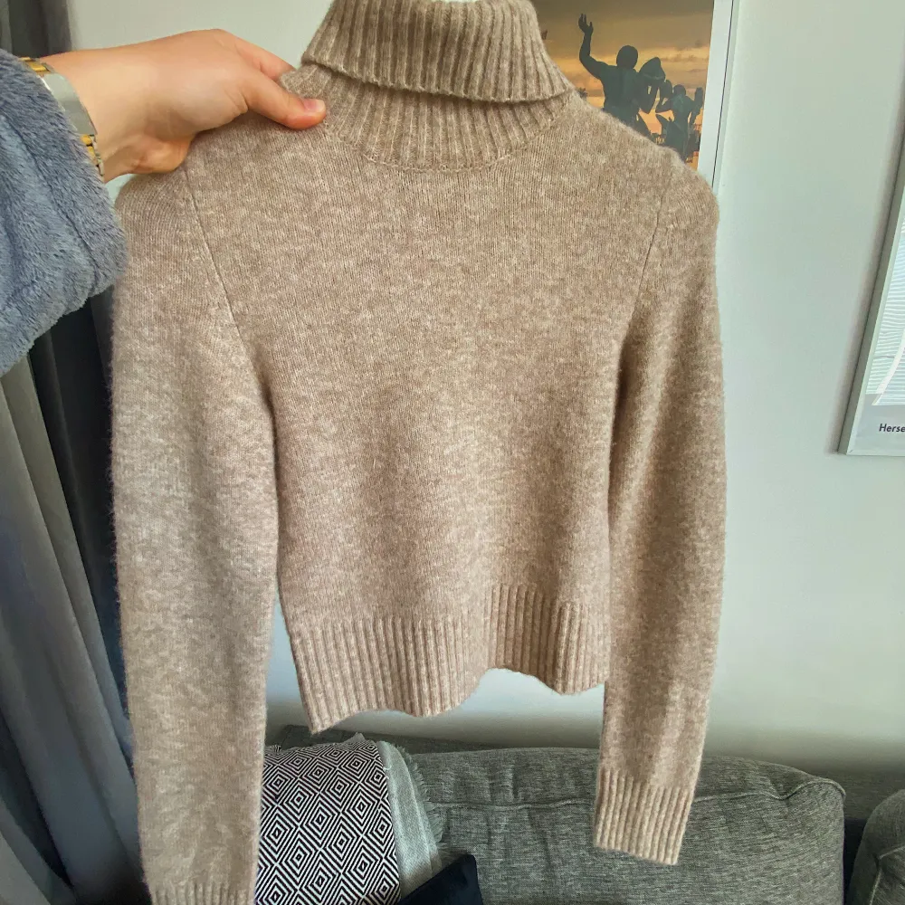 Beige stickad tröja från bershka storlek M men skulle säga att den är mer som en S. ALDRIG ANVÄNT! Nypris på zalando 199kr. Tröjor & Koftor.