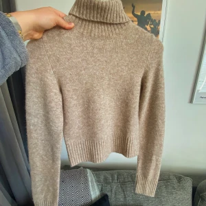 Stickad tröja - Beige stickad tröja från bershka storlek M men skulle säga att den är mer som en S. ALDRIG ANVÄNT! Nypris på zalando 199kr