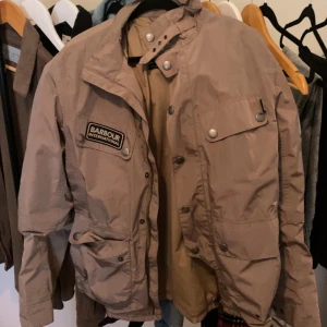 Jacks  - Säljer denna sparsamt använda Barbour jacka då det är riktigt är min stil längre! Inga defekter eller liknande, priset kan diskuteras!
