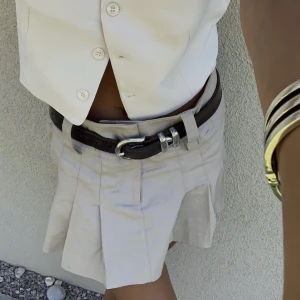 Kjol Gina tricot  - Superfin cargo liknande kjol från Gina tricot köpt förra året nästan alldig andvänt och superbra i sick ! 