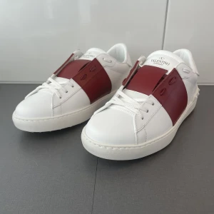 Valentino Open Sneakers - Säljer nu mina helt nya valentinos pga att jag köpte ett par andra och de vart för små. De är helt nya. Box, dustbags osv följer med. Bara att höra av dig för fler bilder eller frågor. Mvh Adam 