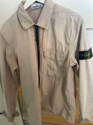Stone Island Overshirt M  - Riktigt snygg Stone Island overshirt i storlek M, tyvärr för liten för mig. Nypris ligger runt 3-4000kr. Vid intresse/mer bilder kom Dm!Skick 8/10