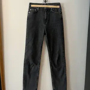 Nästan helt nya gråsvarta jeans, storlek 25/30,( S )