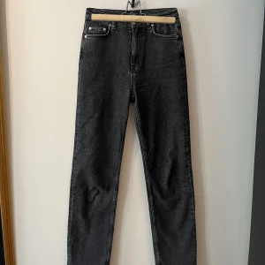 & other stories jeans - Nästan helt nya gråsvarta jeans, storlek 25/30,( S )