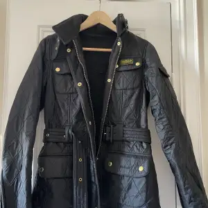 Barbour jacka, perfekt nu till hösten. Inprincip oanvänd, köpt i London.