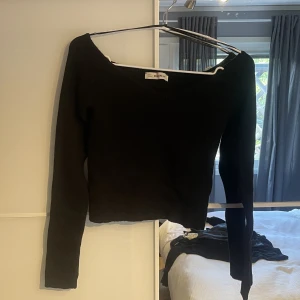 Offshoulder topp  - En jättefin svart offshoulder tröja från  Chiquelle. Materialet är lite tjockare ribbat, finns även hål för tummarna då ärmarna är långa  Köparen står för frakt <3