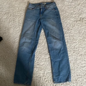 Blå Ginatricot jeans - Blåa raka lågmidjade jeans, använda 2 gånger i storlek 34. Frakten betala själv.