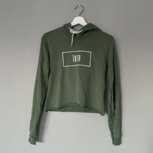 Croppad hoodie - Använd fåtal gånger - i fint skick 