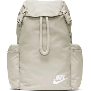 Rymlig Nike ryggsäck  - Rymlig ryggsäck med vadderat datafack inuti. Perfekt till skolan/träning eller som reseryggsäck/weekendbag!  Används inte längre därför säljer jag.  Nypris 350kr
