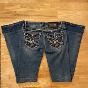 Miss me jeans  - Säljer dessa skit snygga lågmidjade miss me jeansen som är bootcut!!❤️❤️ dem är i jätte bra skick förutom ena knappen på fickan som lossnat, och är även ihop sydda där nere, men inget som märks!!❤️ Midjemått: 33-34cm (rakt över), innerbenet: 81-82 cm!❤️
